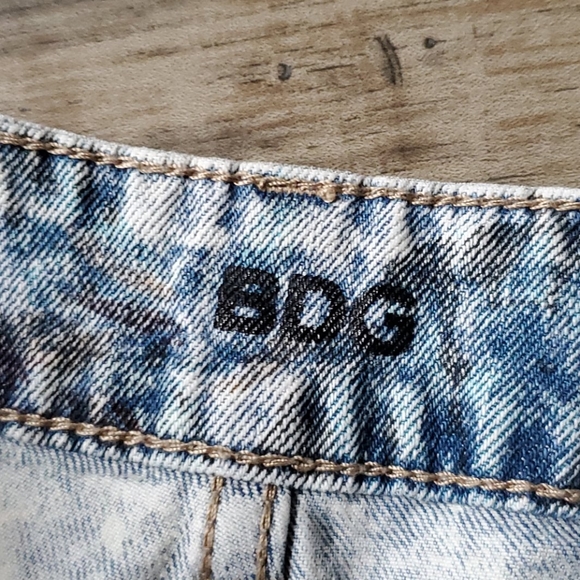 BDG High Rise Erin Faded Floral Shortie Shorts - Picture 4 of 9